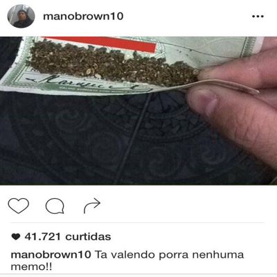 Mano Brown exibe imagem fazendo cigarro de maconha com Título de Eleitor, em post do Instagram